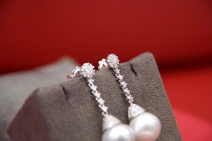 Orecchini pendenti con perle bianche "South Sea"