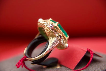 Anello finemente decorato con smeraldo anni 40'