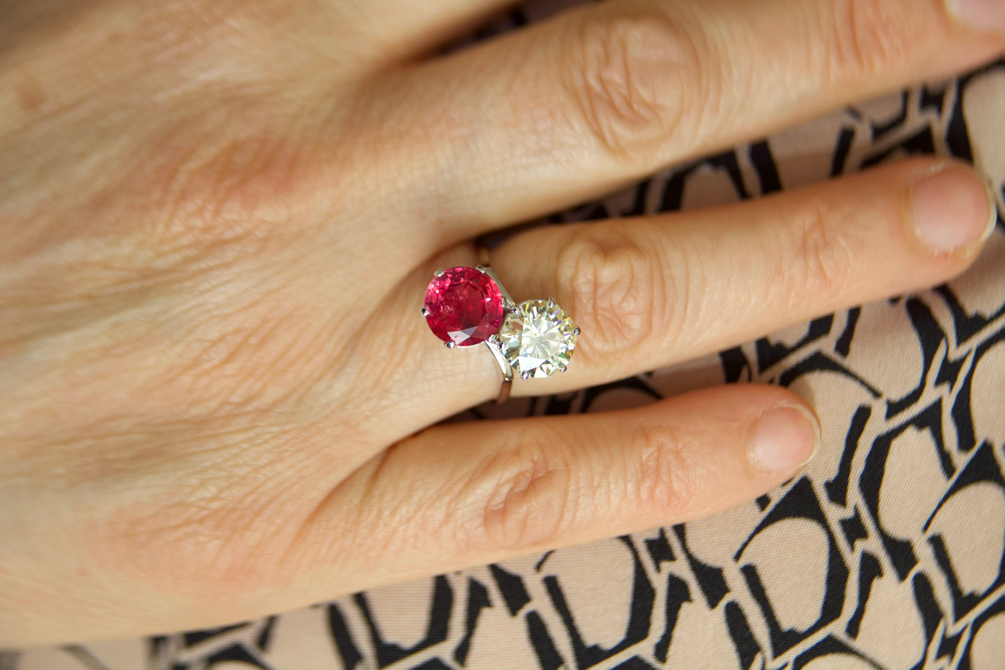 Anello toi moi con diamante e rubino "NO HEAT"