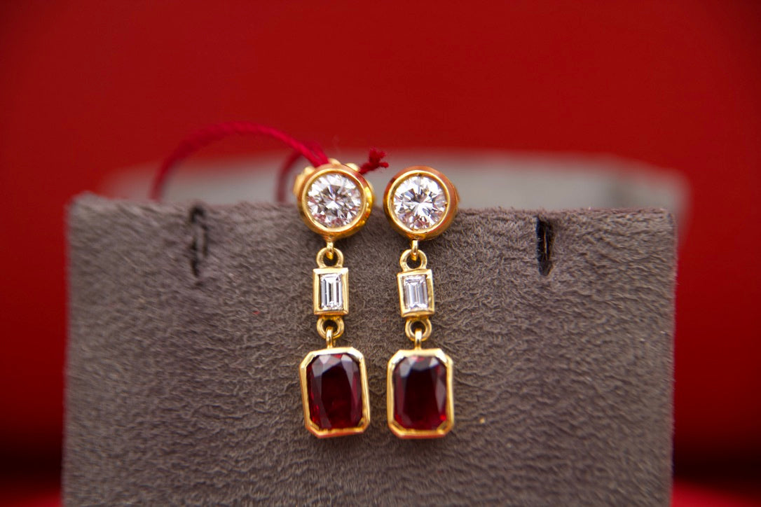 Orecchini pendenti con diamanti e rubini