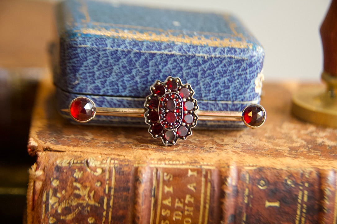 Late 19th-century brooch with garnets