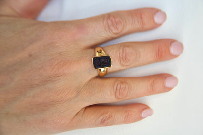 Anello a fascia bombata vintage con guerriero inciso