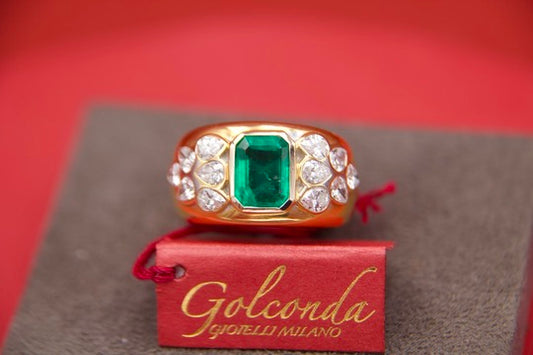 "Cusi" ring with "Colombian" emerald