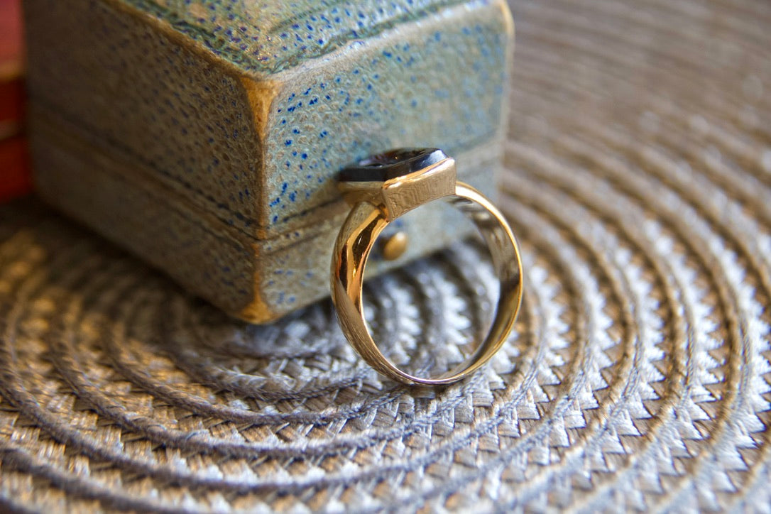 Anello a fascia bombata vintage con guerriero inciso