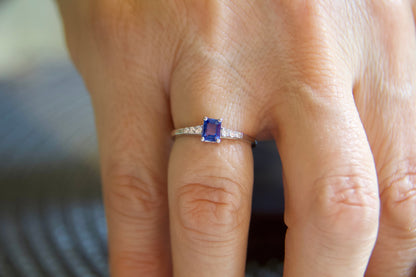Anello con zaffiro e diamanti