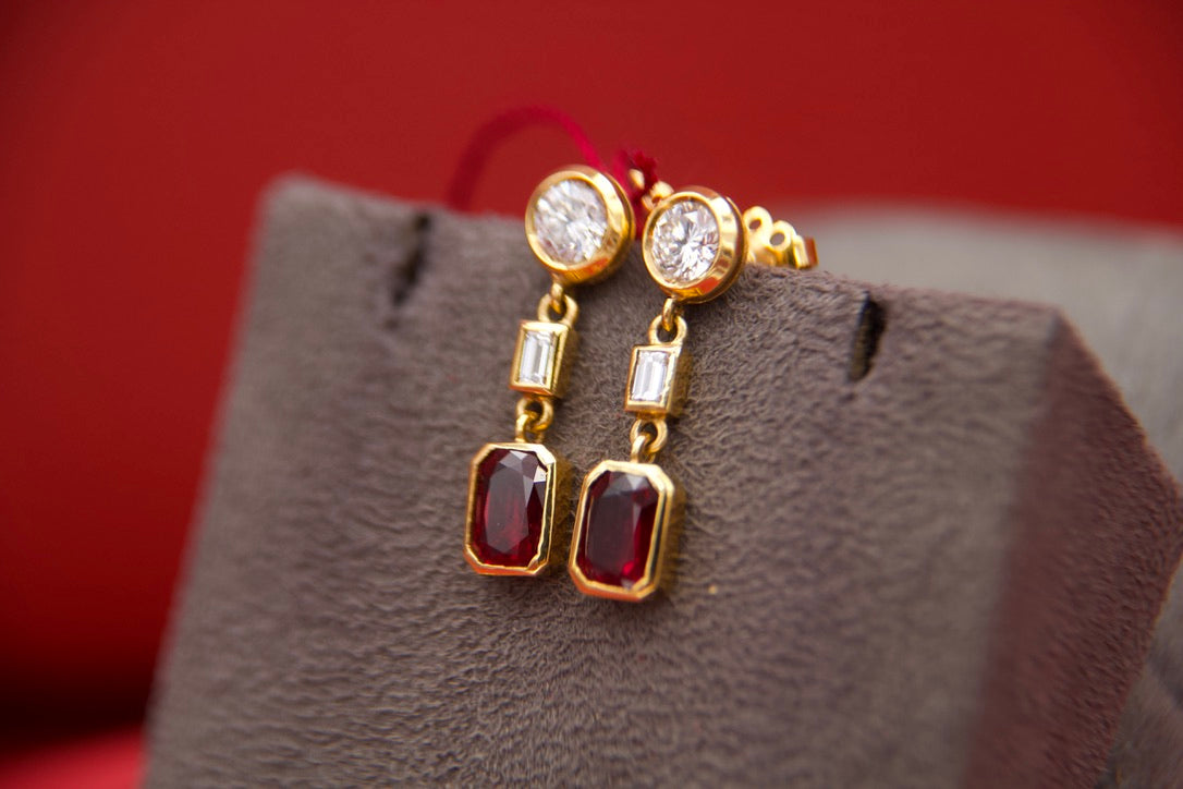 Orecchini pendenti con diamanti e rubini