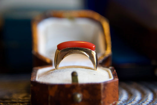 Anello vintage anni 40-50 con corallo