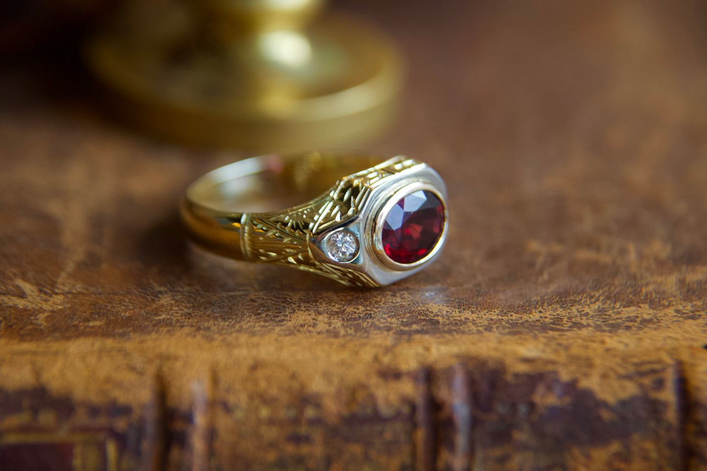 Anello anni 40 con Rodolite e diamanti