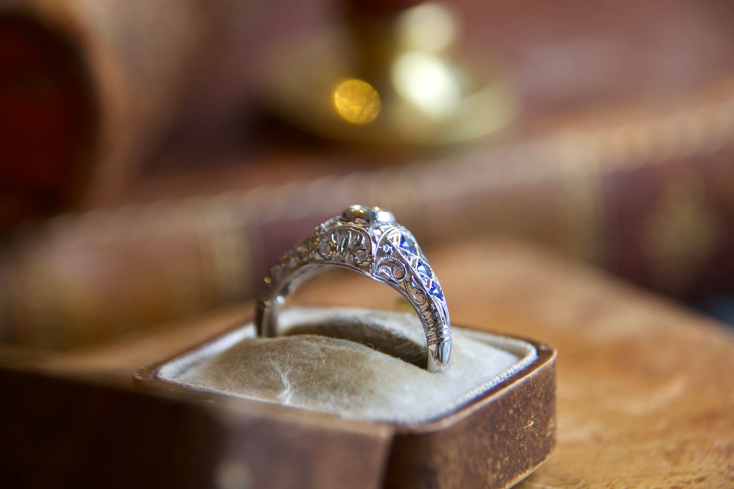 Anelo solitario Art Decò con zaffiri