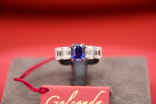 Anello con zaffiro e diamanti