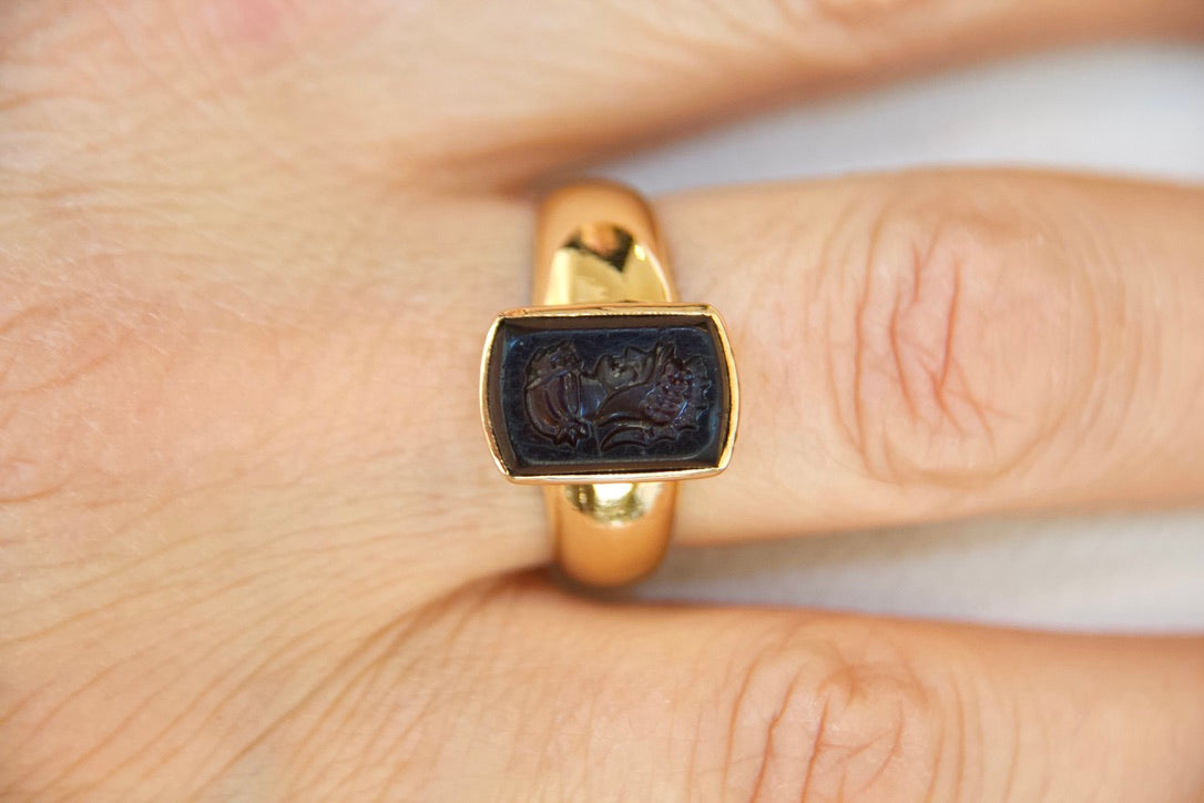 Anello a fascia bombata vintage con guerriero inciso
