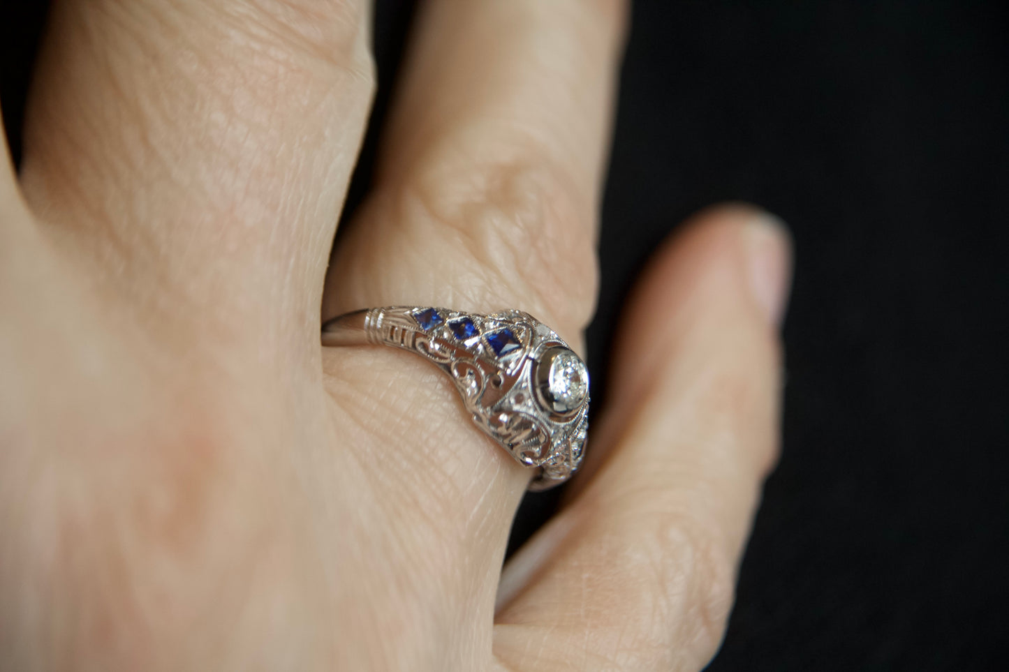 Anelo solitario Art Decò con zaffiri