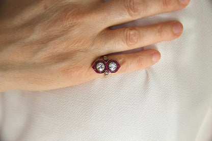 Anello toi moi con rubini calibrati