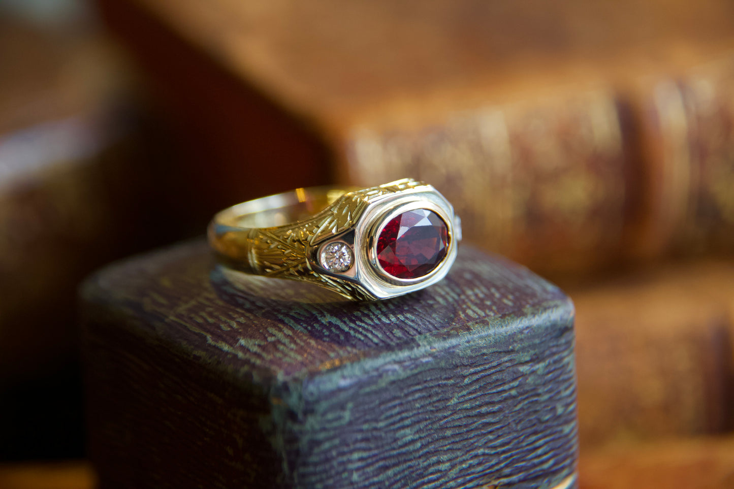 Anello anni 40 con Rodolite e diamanti