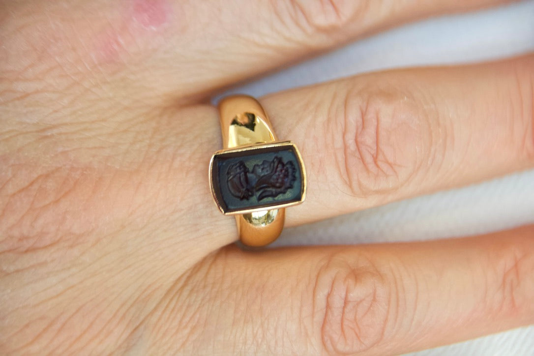 Anello a fascia bombata vintage con guerriero inciso