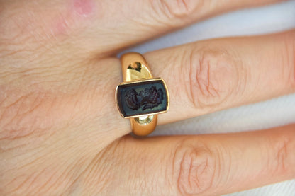 Anello a fascia bombata vintage con guerriero inciso