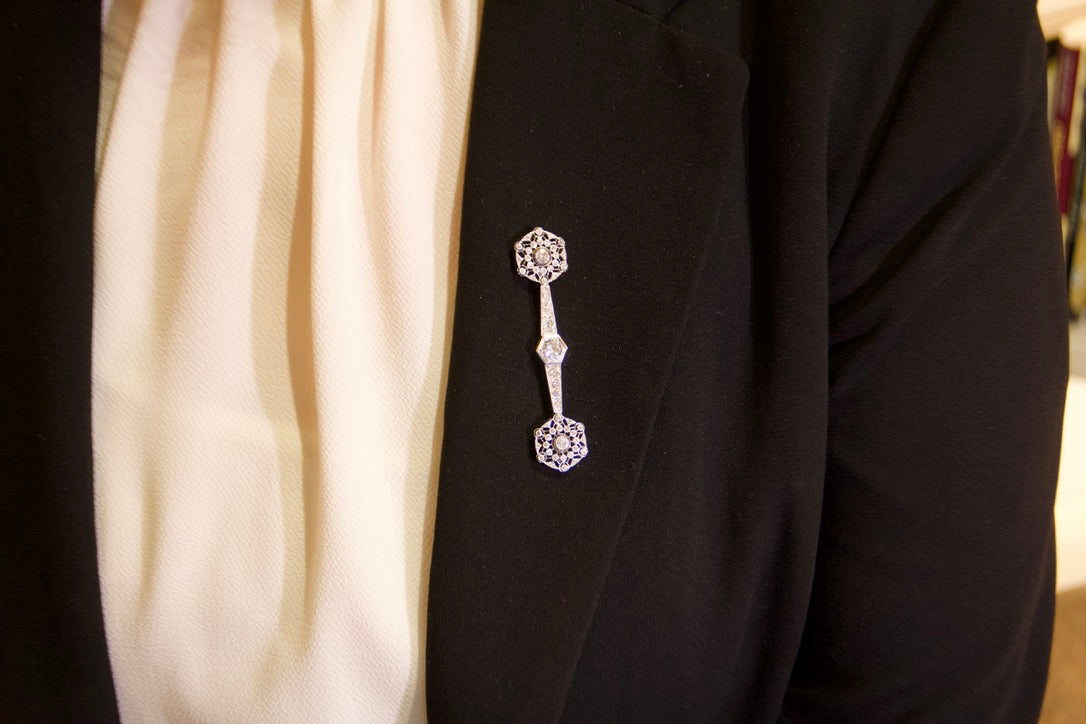 Spilla Art Decò barretta rosoni