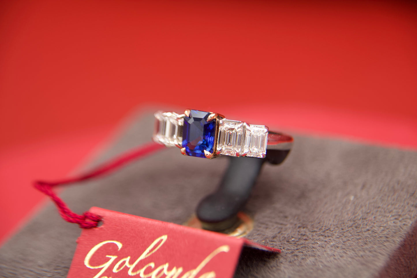 Anello con zaffiro e diamanti