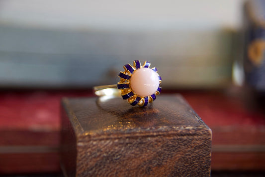 Anello vintage con corallo e smalti