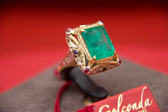 Anello finemente decorato con smeraldo anni 40'