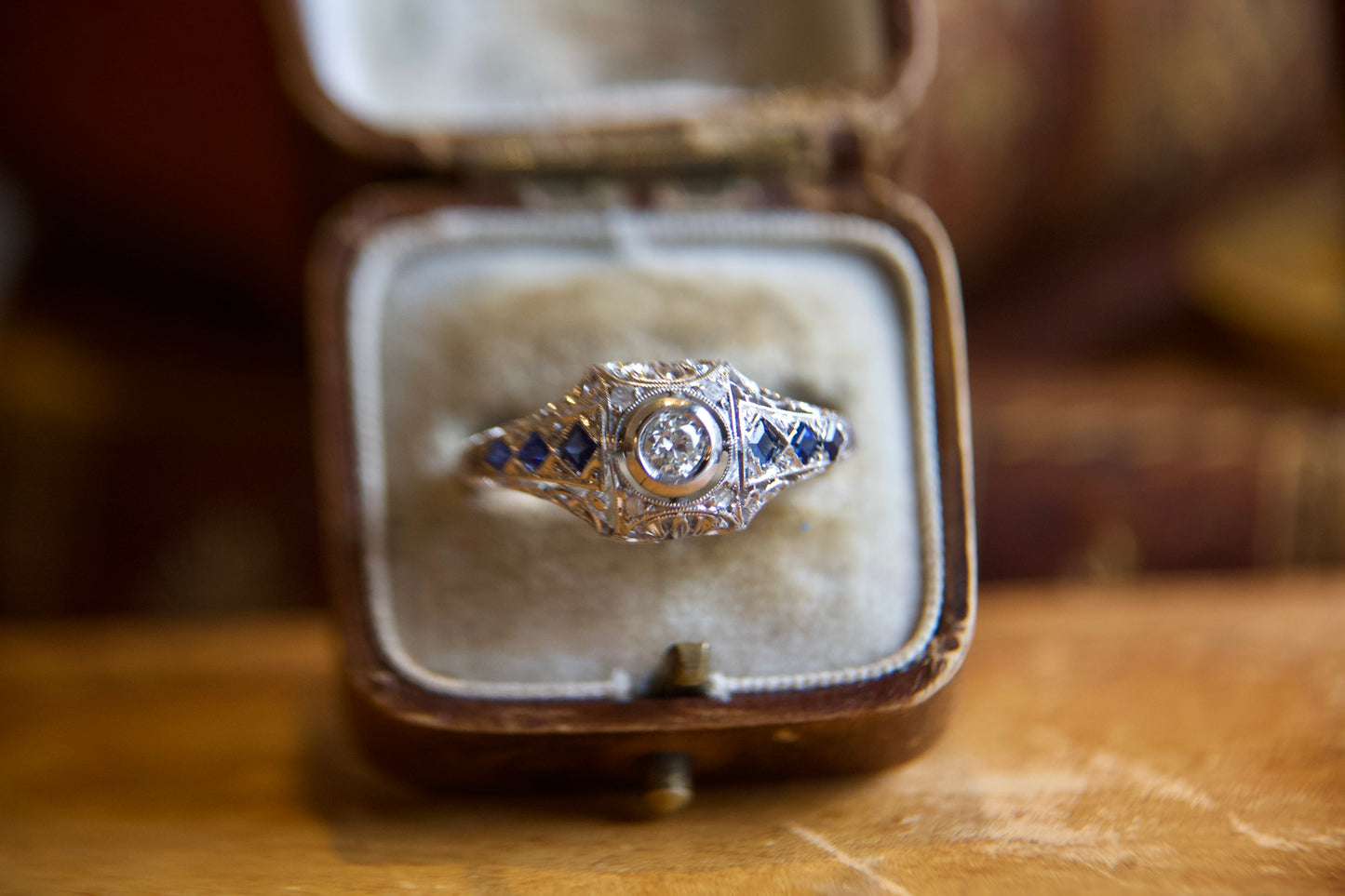Anelo solitario Art Decò con zaffiri