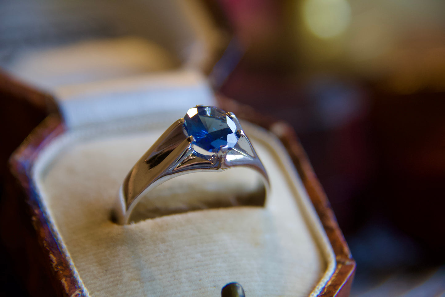 Anello solitario con Zaffiro ottagonale