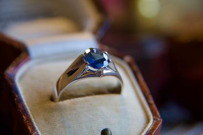 Anello solitario con Zaffiro ottagonale