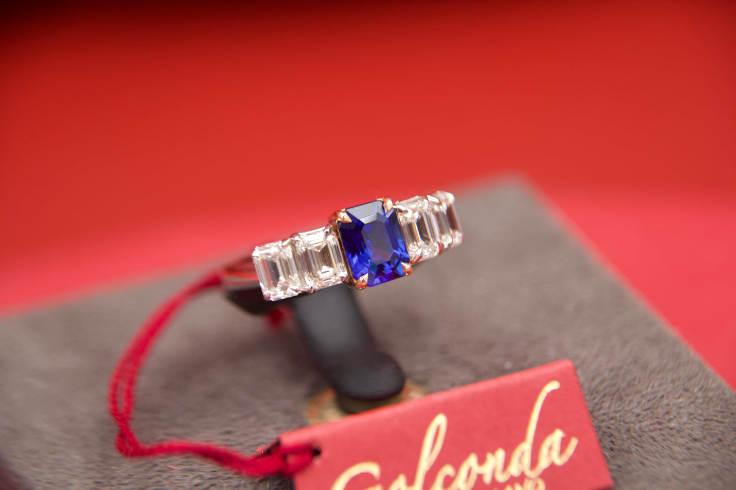 Anello con zaffiro e diamanti