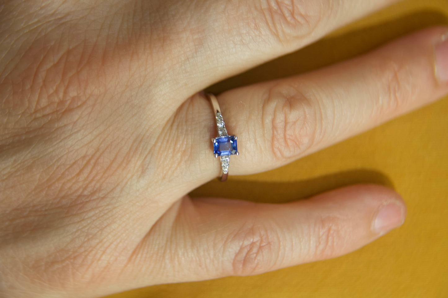 Anello con zaffiro e diamanti