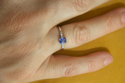 Anello con zaffiro e diamanti