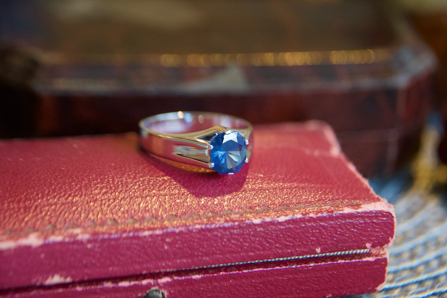 Anello solitario con Zaffiro ottagonale