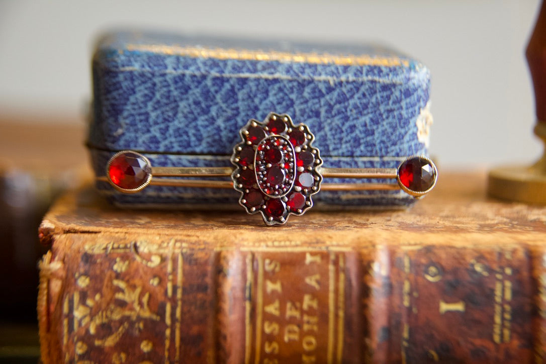 Late 19th-century brooch with garnets