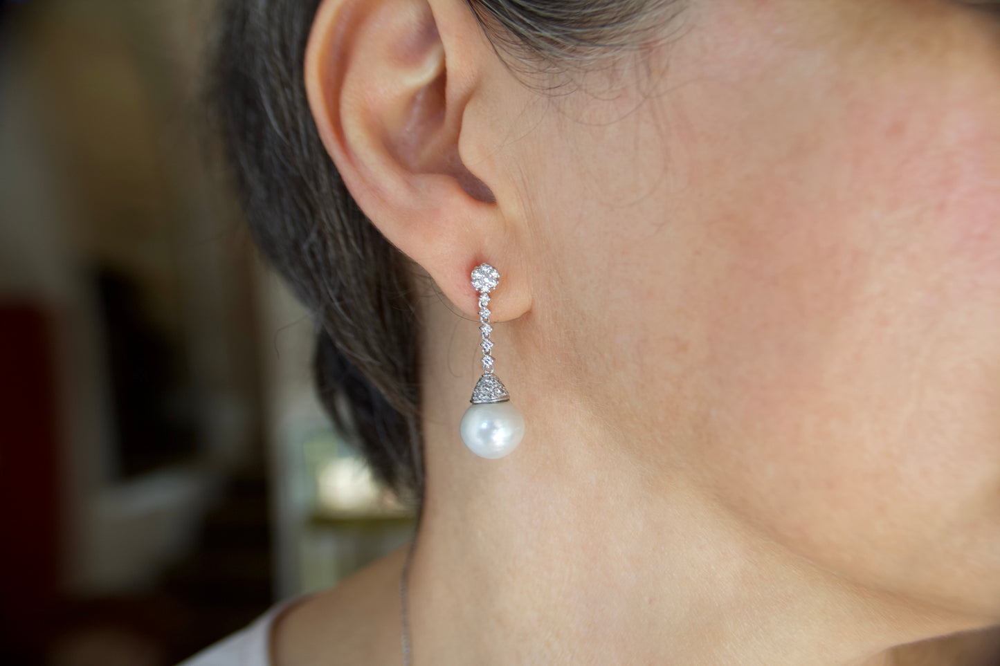 Orecchini pendenti con perle bianche "South Sea"