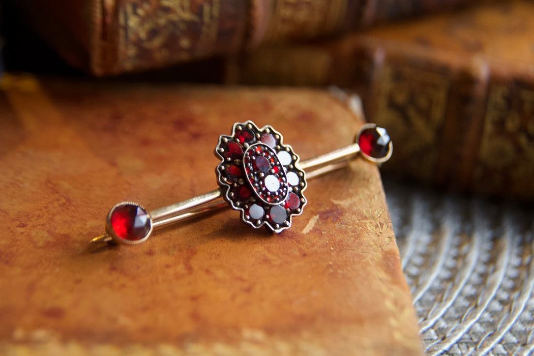Late 19th-century brooch with garnets