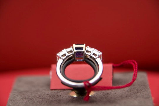 Anello con zaffiro e diamanti