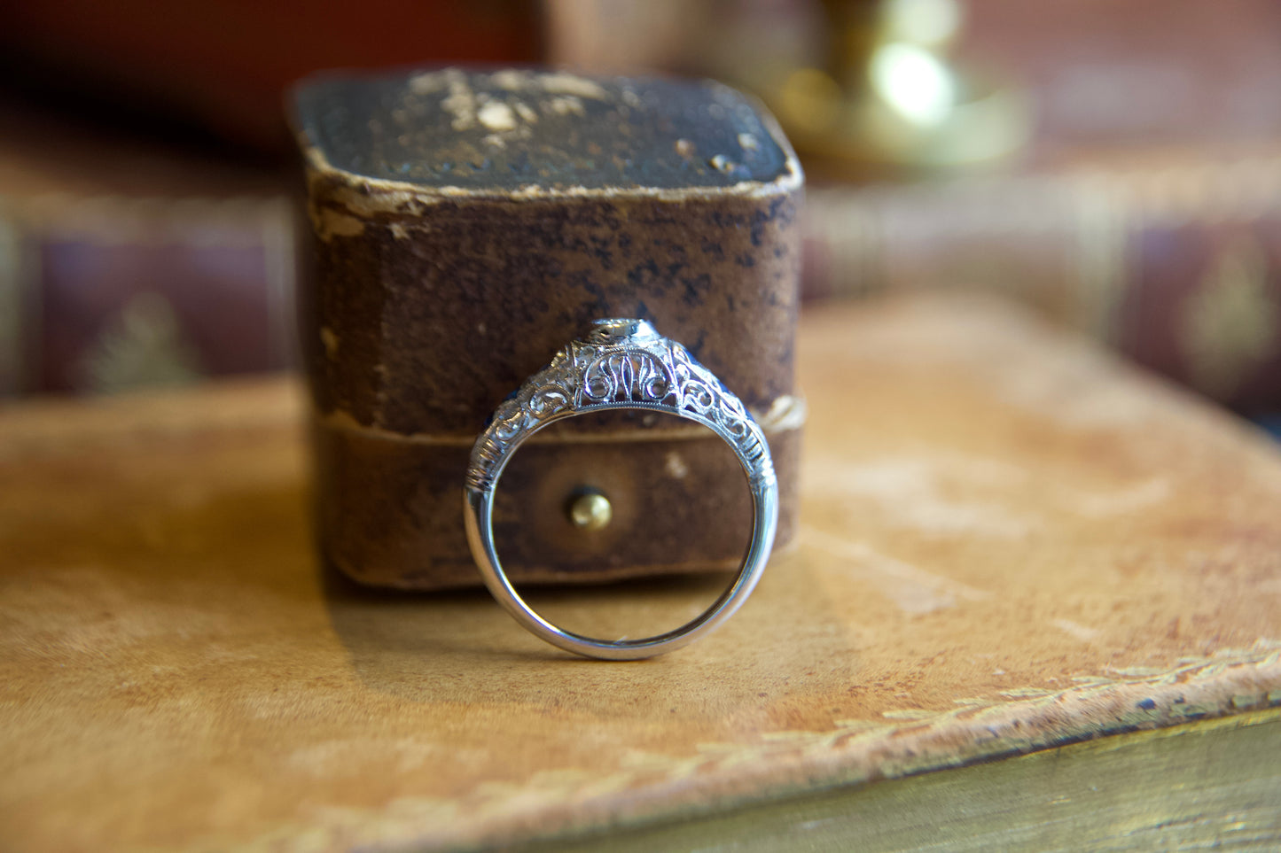 Anelo solitario Art Decò con zaffiri