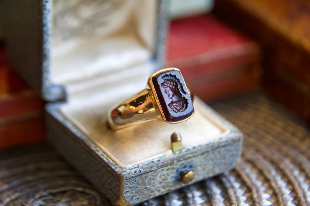 Anello a fascia bombata vintage con guerriero inciso