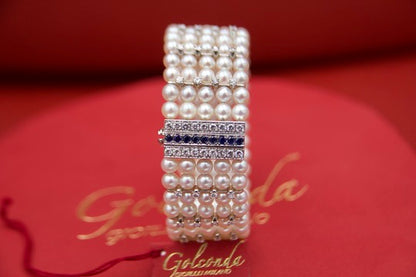 Semi-rigid bracelet with 1950s pearls