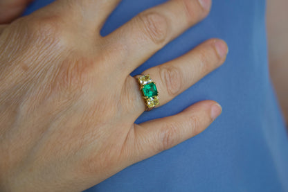 Anello con smeraldo e diamanti fancy yellow