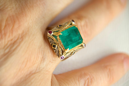 Anello finemente decorato con smeraldo anni 40'
