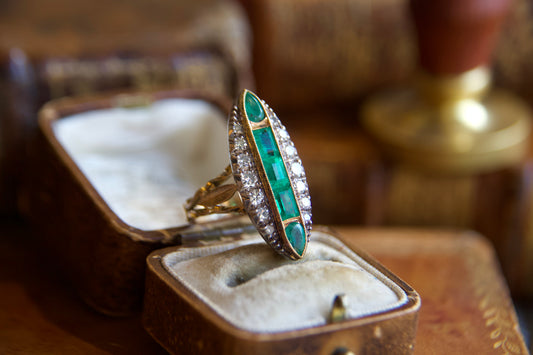 Anello marquise con smeraldi Art Nouveau