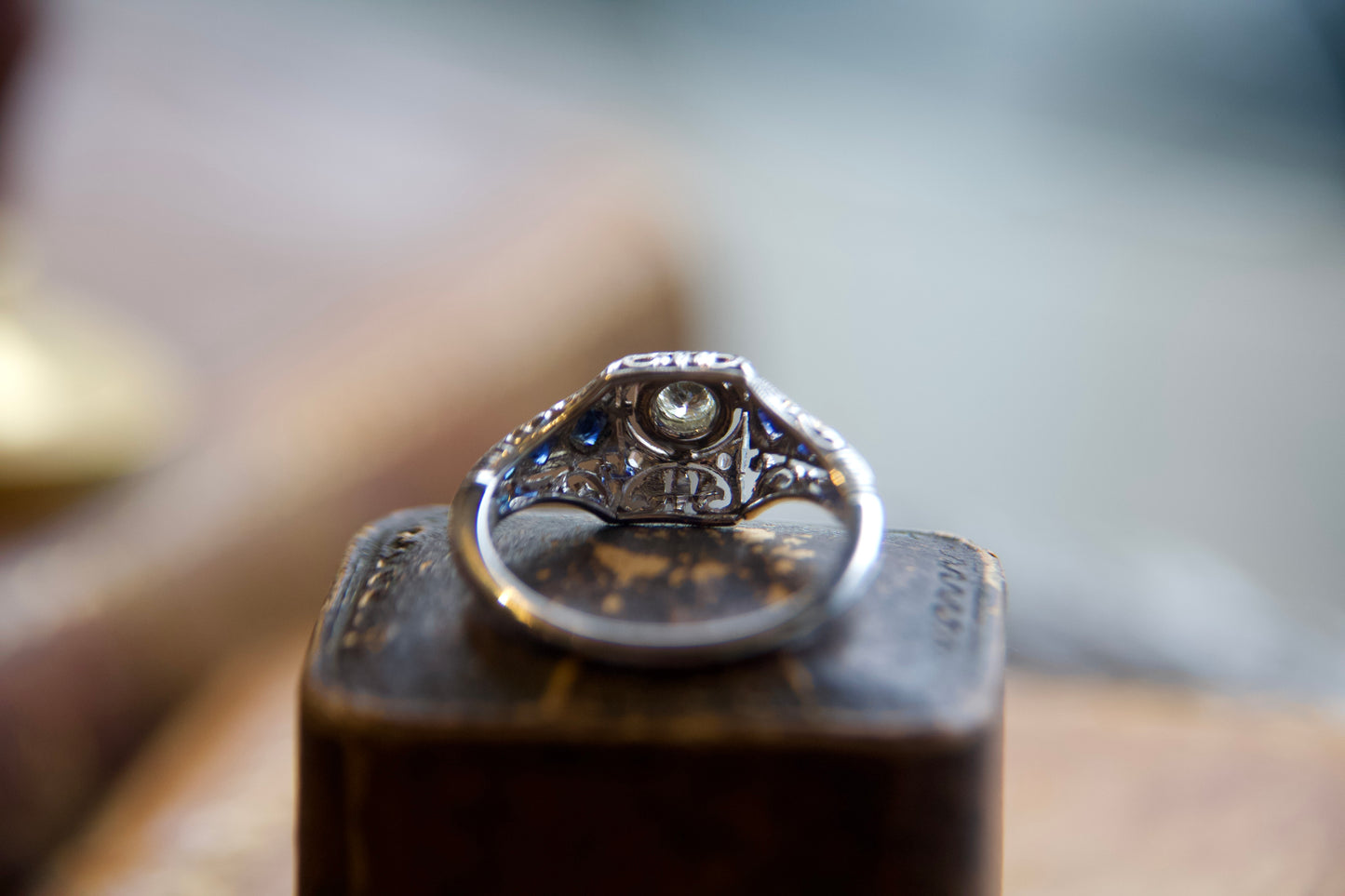 Anelo solitario Art Decò con zaffiri