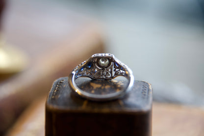 Anelo solitario Art Decò con zaffiri