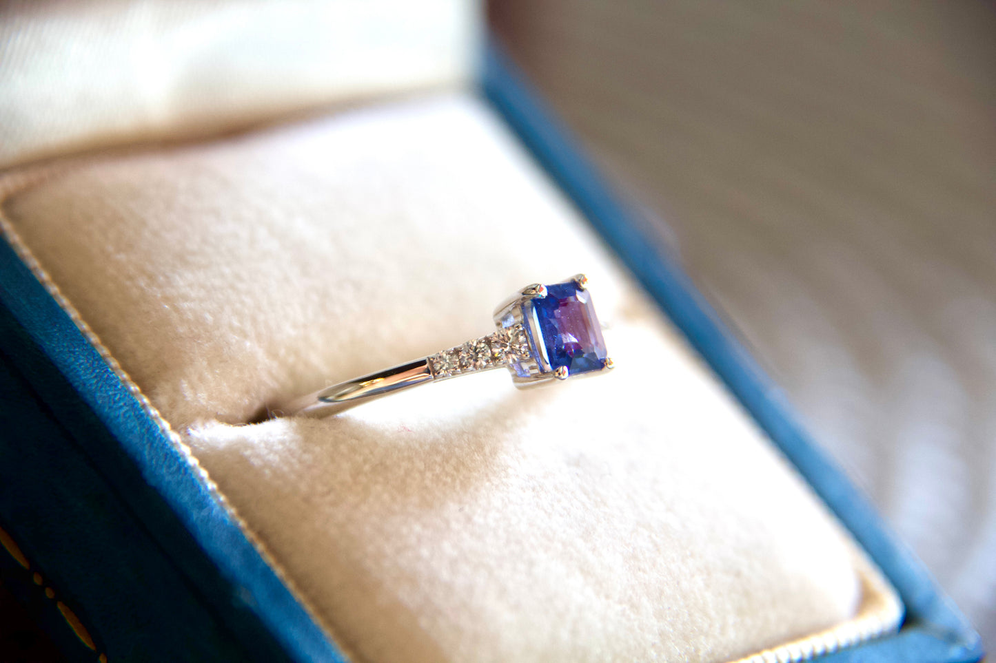 Anello con zaffiro e diamanti