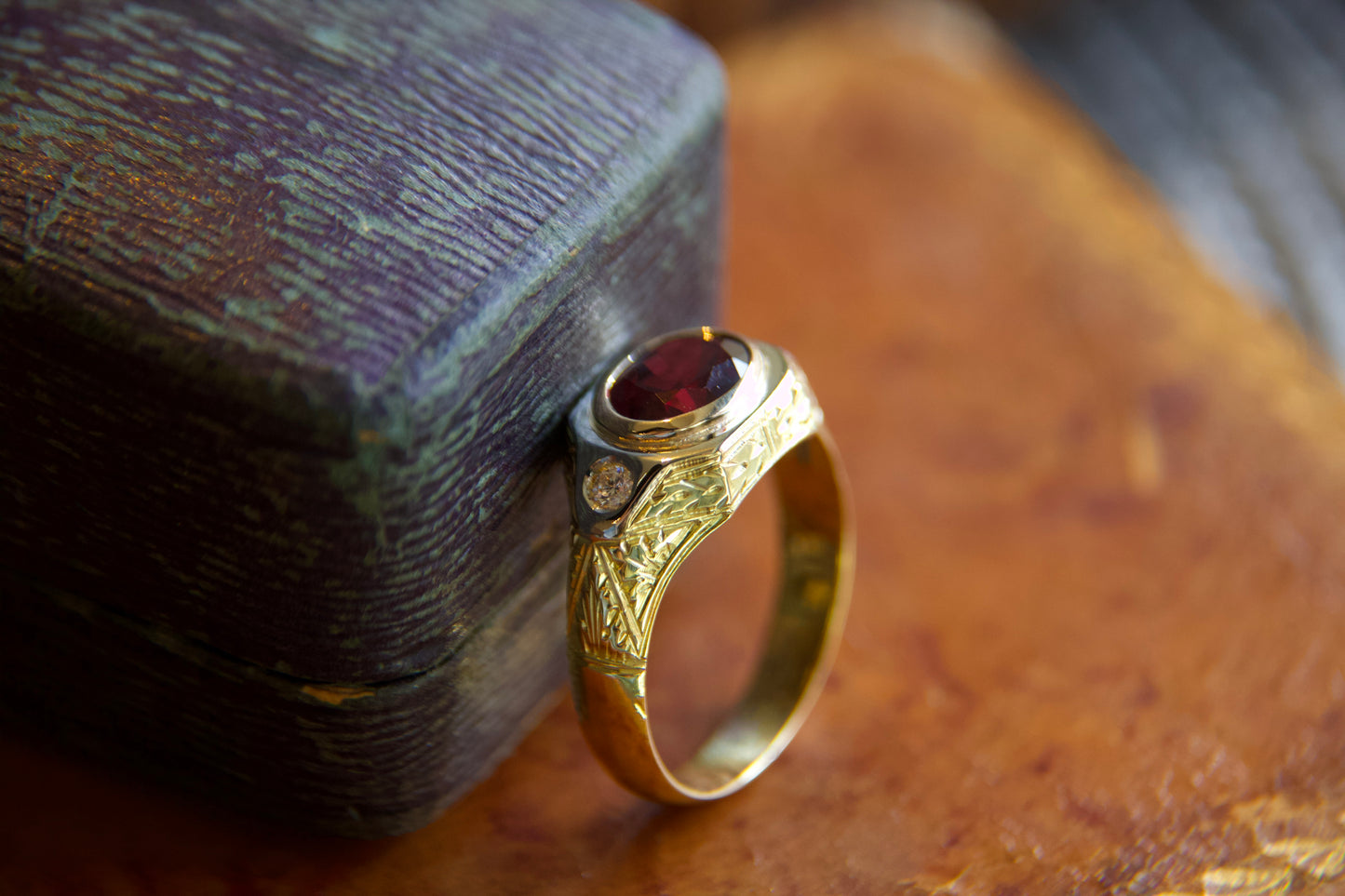 Anello anni 40 con Rodolite e diamanti