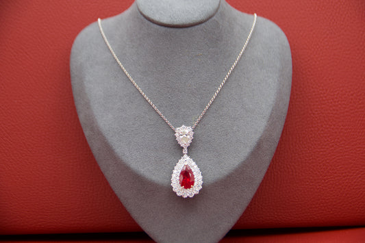 Collana con rubino e diamanti