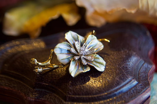 Spilla "Vintage" a forma di fiore smaltata e diamanti