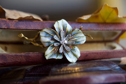 Spilla "Vintage" a forma di fiore smaltata e diamanti