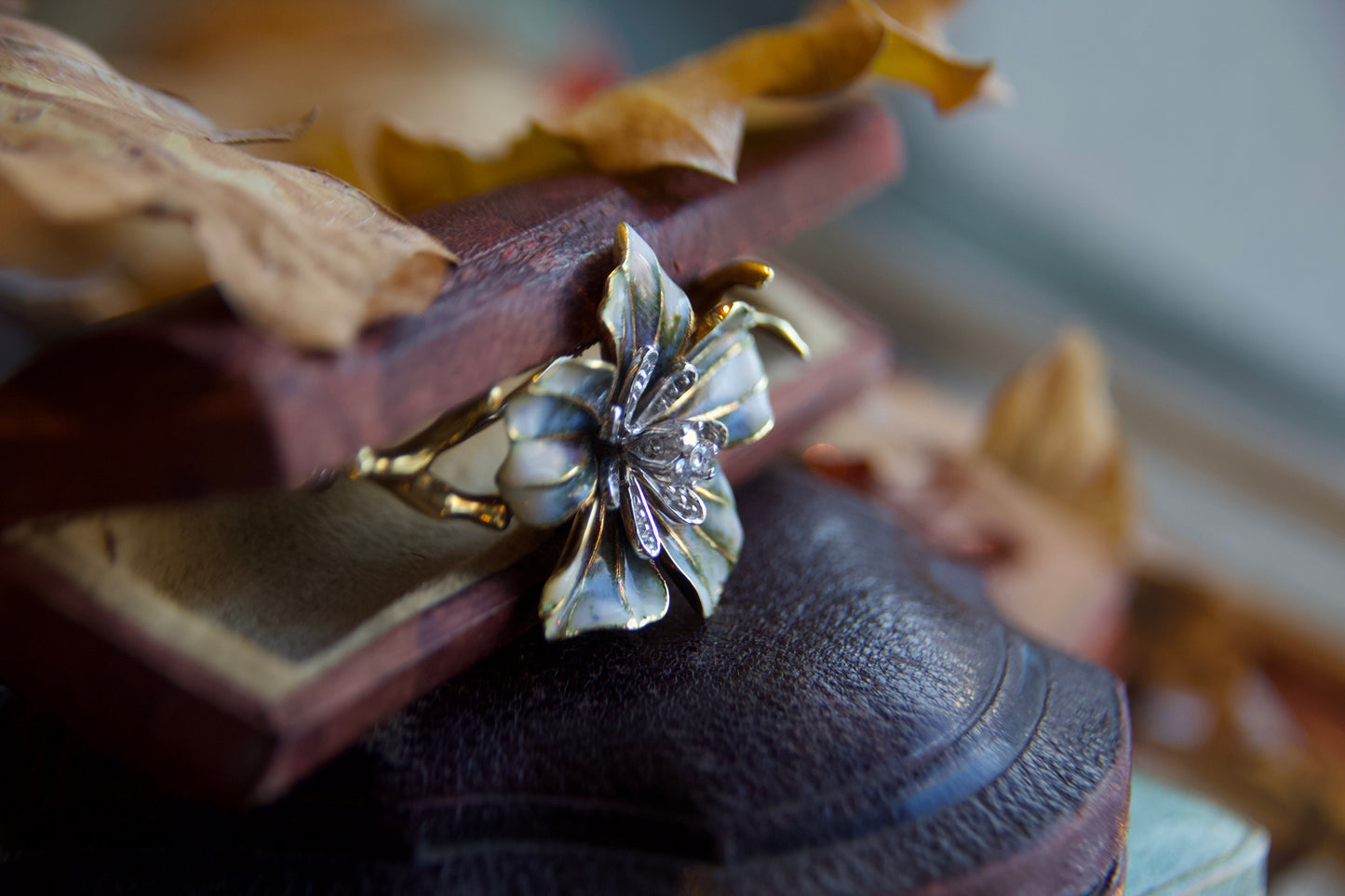 Spilla "Vintage" a forma di fiore smaltata e diamanti