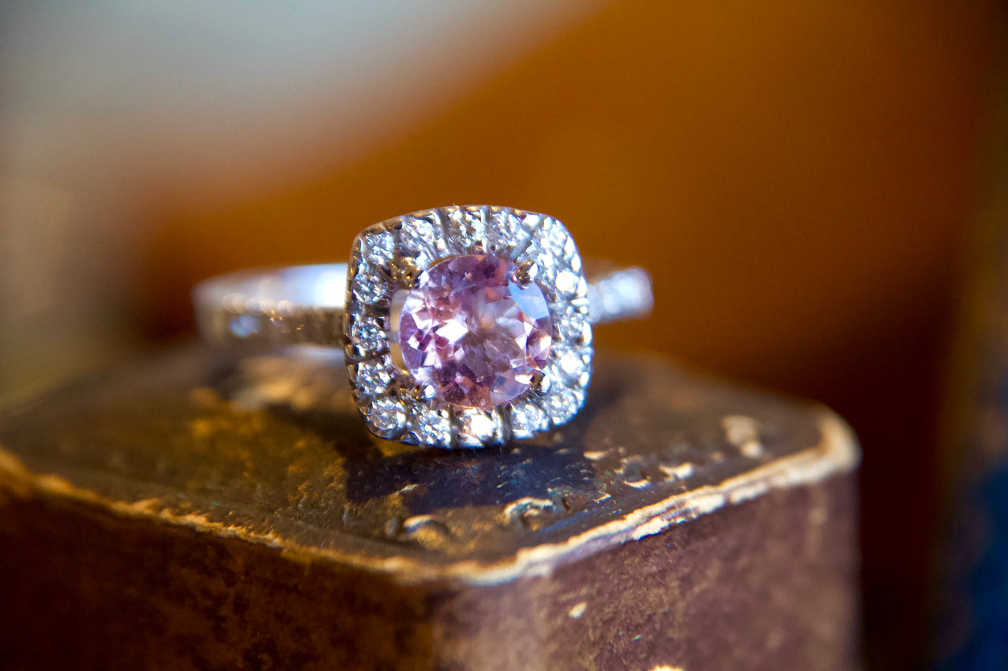 Anello con Morganite centrale